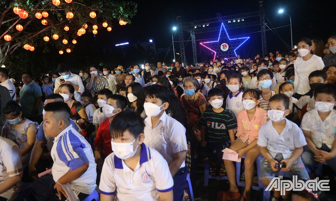 Các em thiếu nhi say sưa theo dõi các tiết mục văn nghệ biểu diễn trên sân khâu