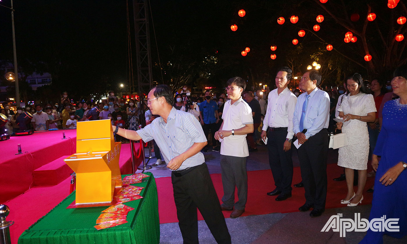 Trần Kim Trát, Ủy viên Ban Thường vụ Tỉnh ủy, Bí thư Thành ủy Mỹ Tho ủng hộ quỹ hỗ trợ trẻ em nghèo, trẻ em có hoàn cảnh khó khăn 