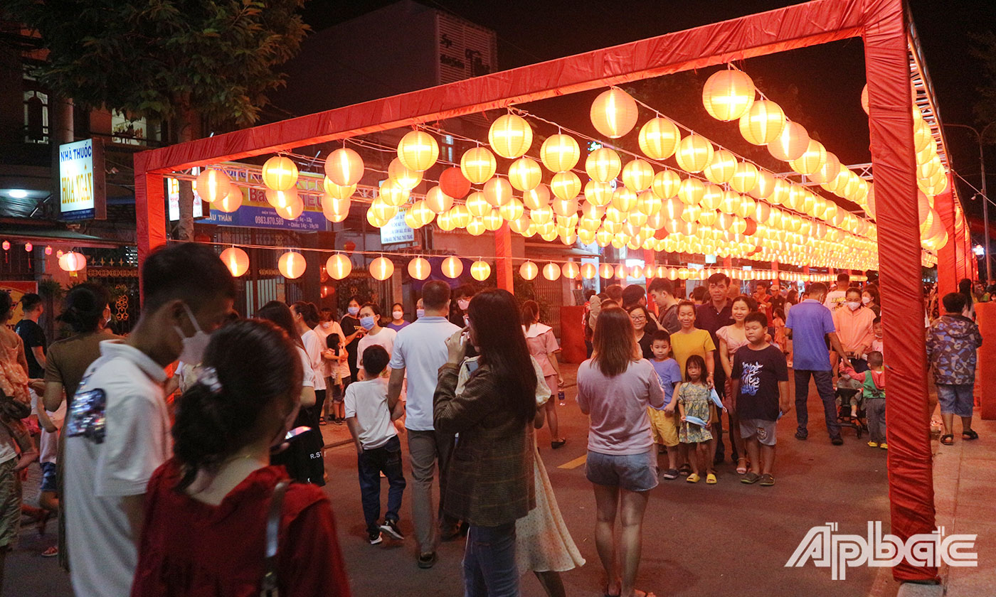 Con đường lồng đèn được thiết kế trên đường Tết Mậu Thân (phường 4, TP. Mỹ Tho) tạo nên một không gian ngập tràn sắc màu rực rỡ dân vào khuôn viên lễ hội. Được nhiều du khách thích thú và là điểm check in, sống ảo lý tưởng