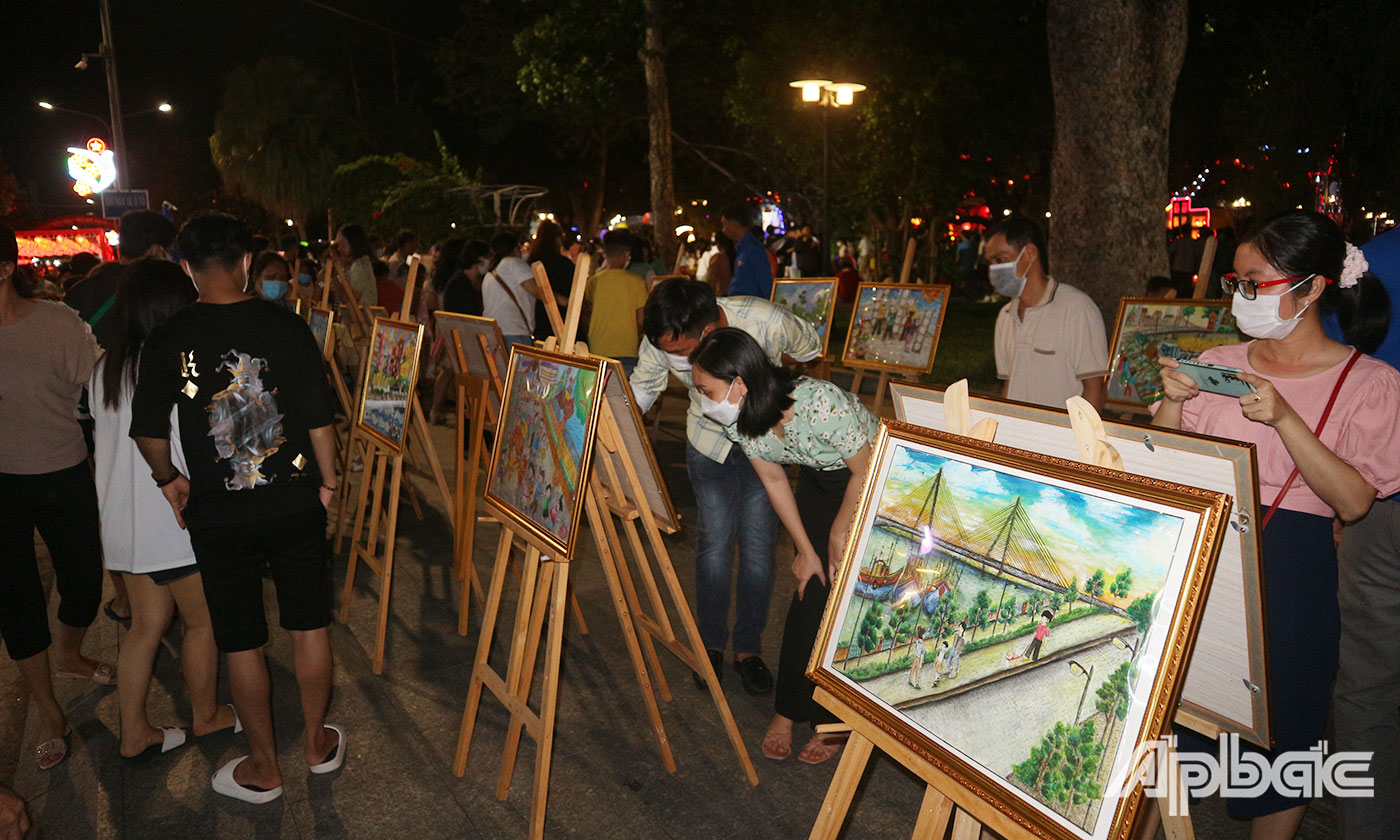 Các tranh vẽ, tranh dán giấy về Mỹ Tho qua ánh mắt trẻ thơ rất đẹp mắt, sinh động