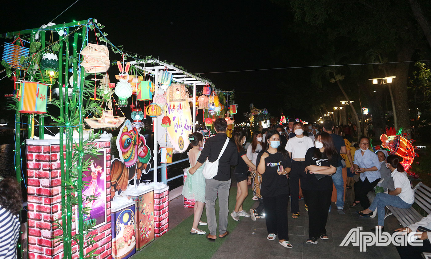 Tác phẩm dự thi của 60 trường học tạo thành bức tường lồng đèn đẹp mắt dọc theo bờ giếng nước