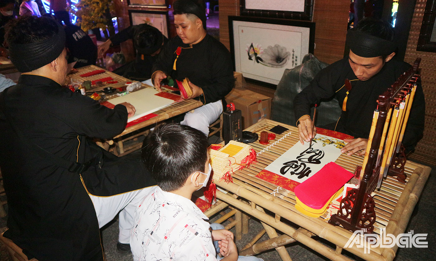 Tranh thư pháp tái hiện nét đẹp văn hóa truyền thống