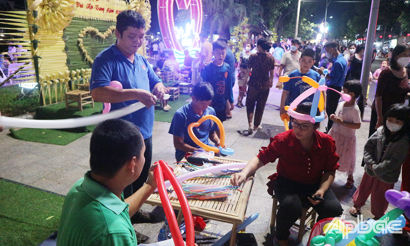 Các hoạt động trải nghiệm sáng tạo như Tò he, thắt lá dừa, tô tượng,... 