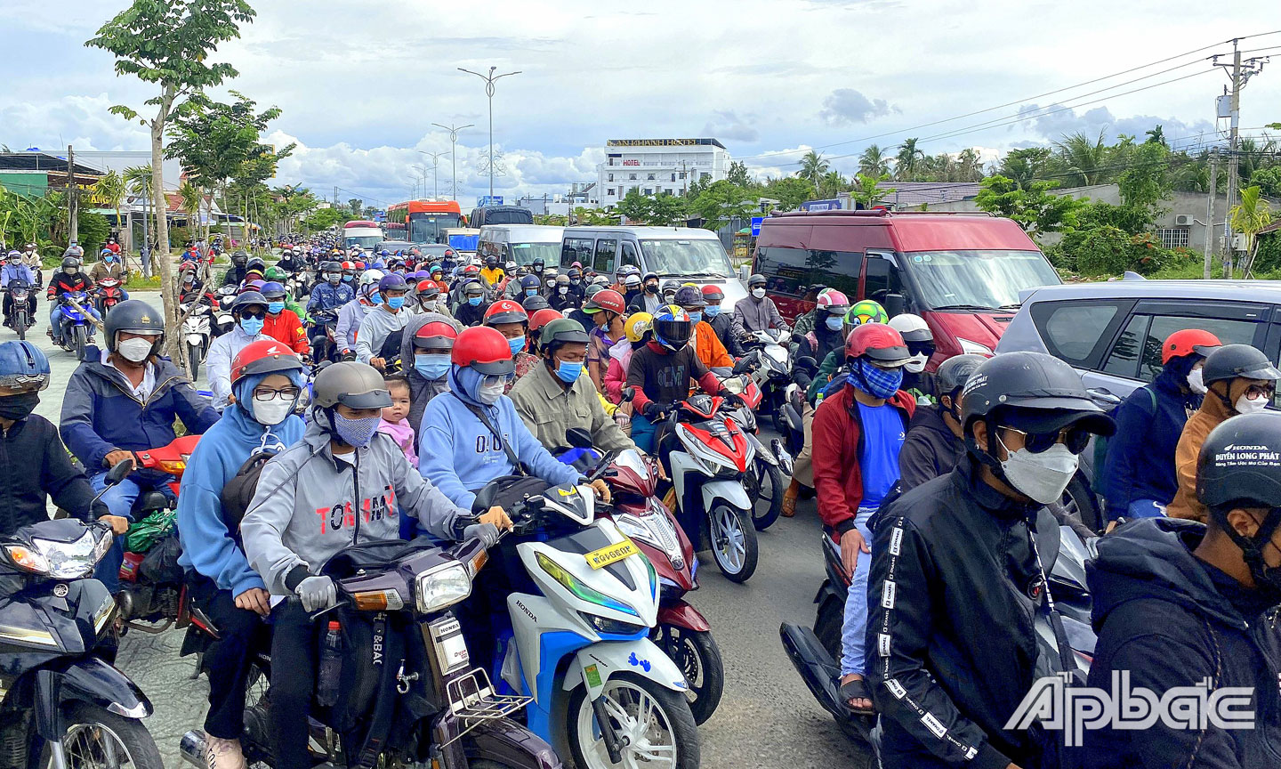 Các phương tiện di chuyển chậm tại Trạm thu phí cầu Rạch Miễu (địa phận tỉnh Bến Tre).
