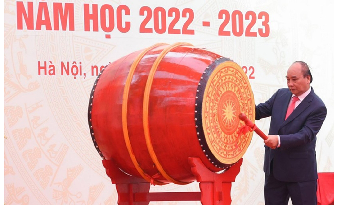 Chủ tịch nước Nguyễn Xuân Phúc đánh trống khai giảng năm học mới tại Trường THPT chuyên KHTN. Ảnh: Minh Phong