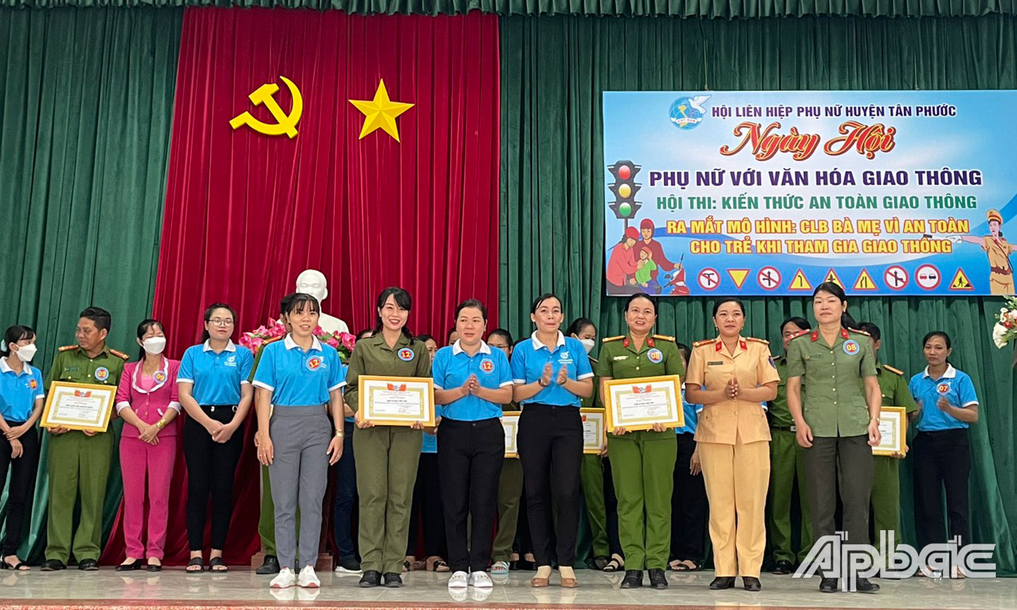 Công tác tuyên truyền được Hội LHPN tổ chức với nhiều hình thức đa dạng và linh hoạt (ảnh: Hội LHPN huyện Tân Phước trao thưởng cho các hội viên đạt thành tích tại Ngày hội Phụ nữ với văn hóa giao thông).