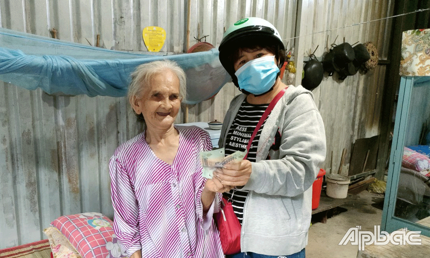 Chị Đoàn Thị Yến Lan (bên phải) thường xuyên giúp đỡ những hoàn cảnh khó khăn trong cuộc sống.