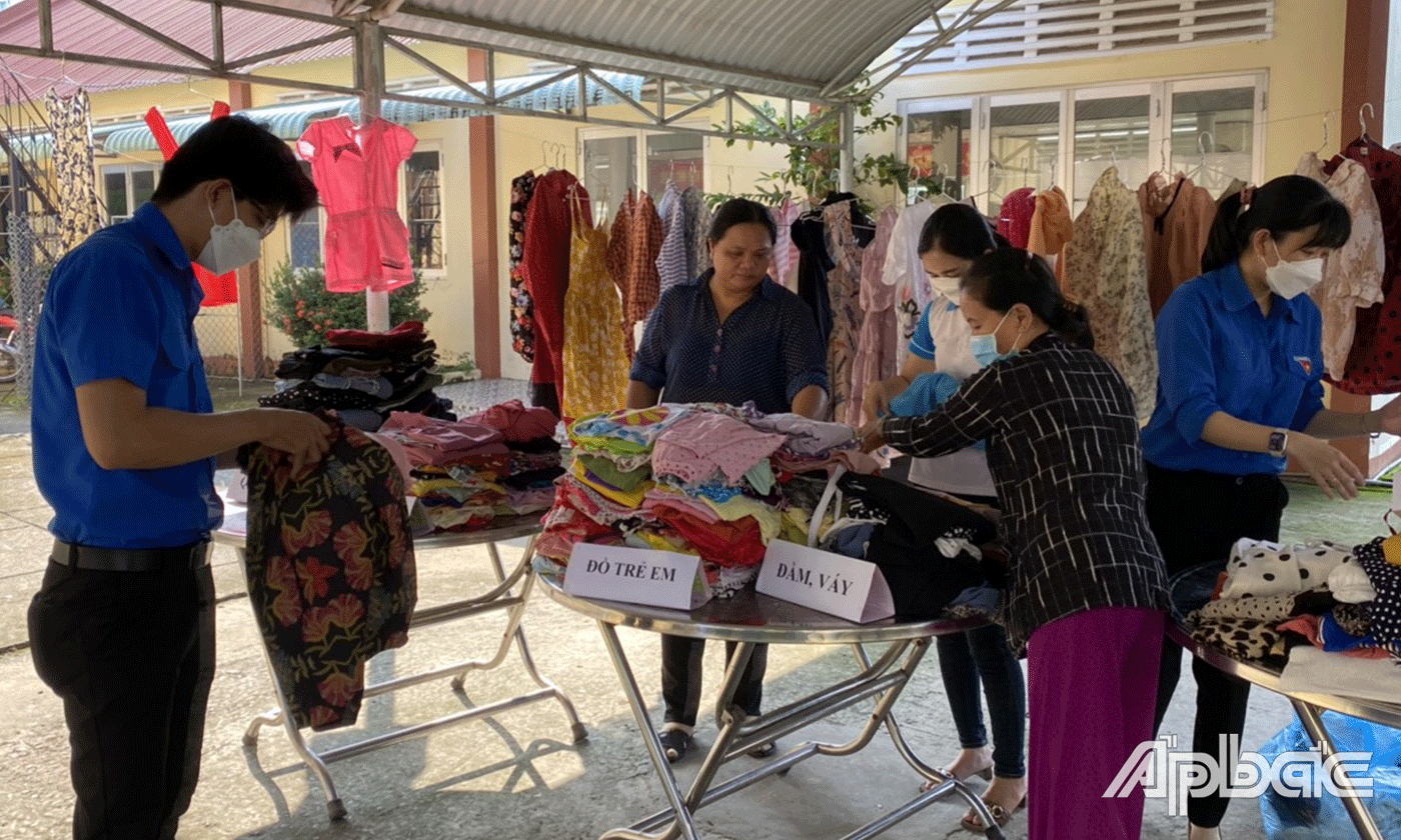 Gian hàng 0 đồng của xã Lương Hòa Lạc thường xuyên tặng quà, quần áo cho người nghèo.