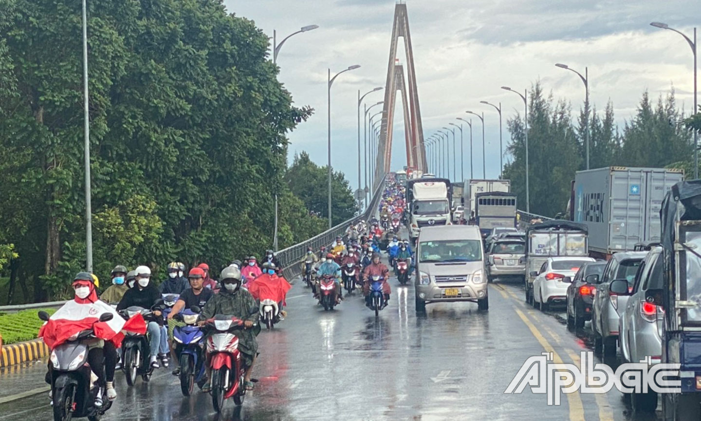 Các phương tiện lưu thông qua địa bàn tăng cao trong dịp Lễ.