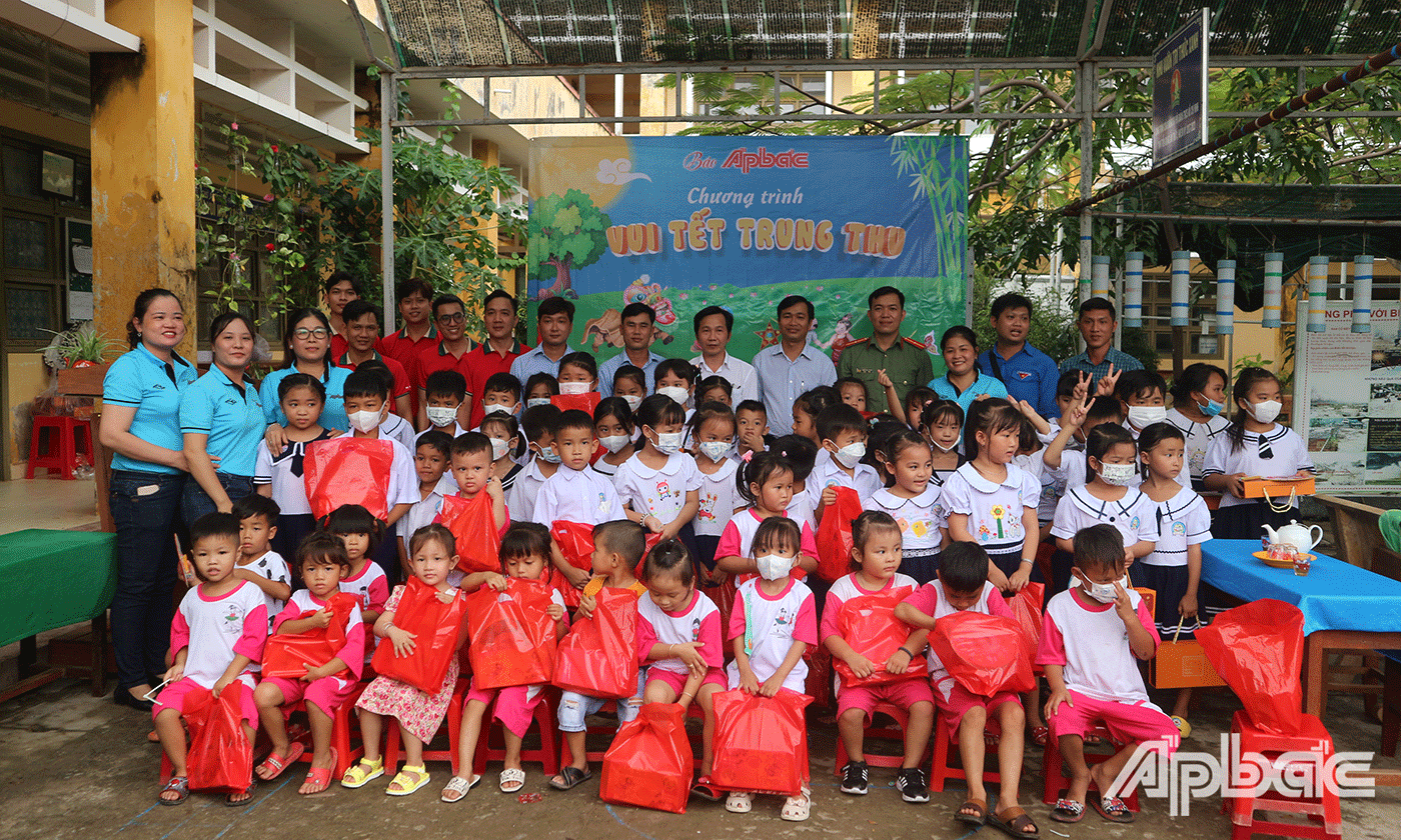 Các phần quà nhỏ sẽ mang đến cho trẻ em cái Tết Trung Thu đủ đầy