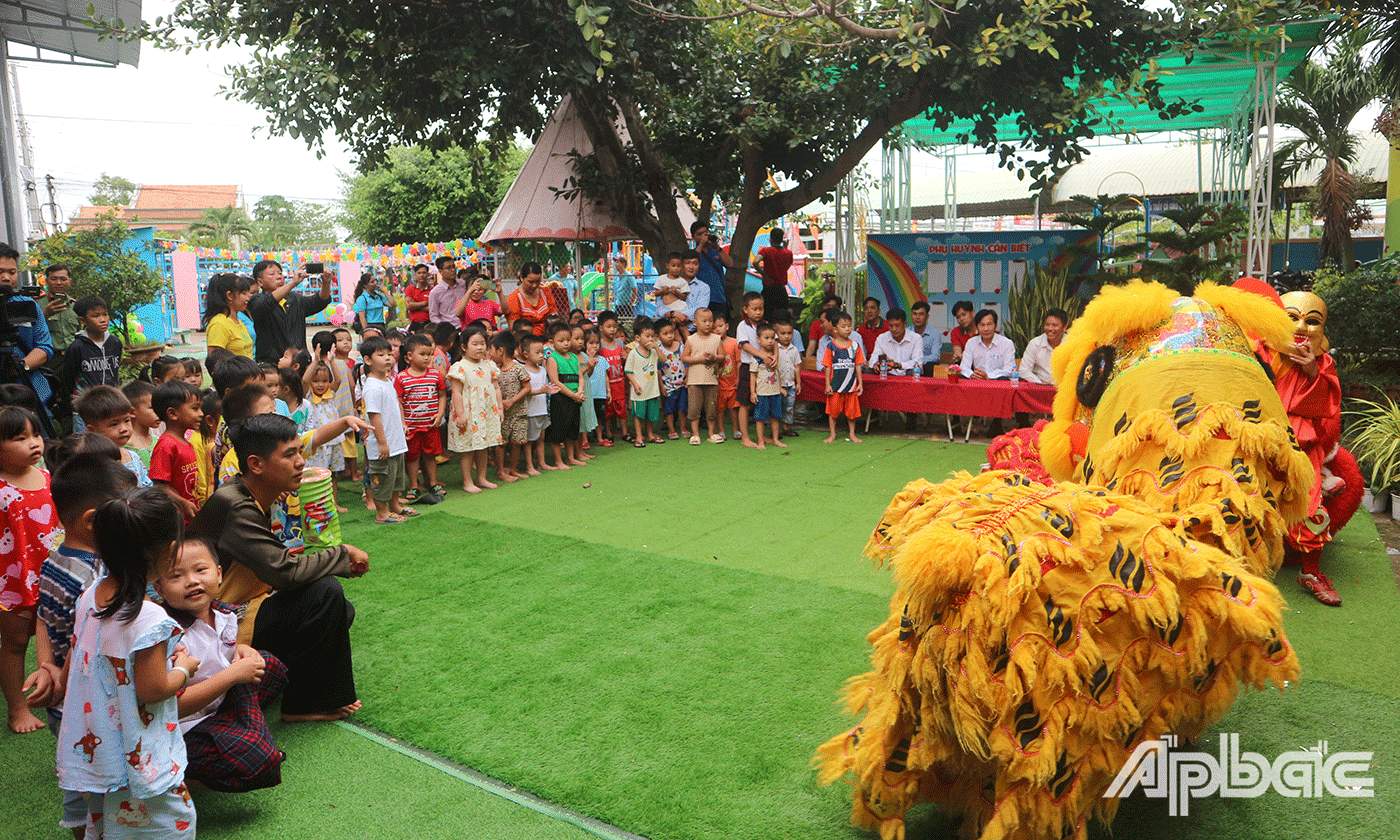 Các em thiếu nhi thích thú xem biểu diễn múa lân
