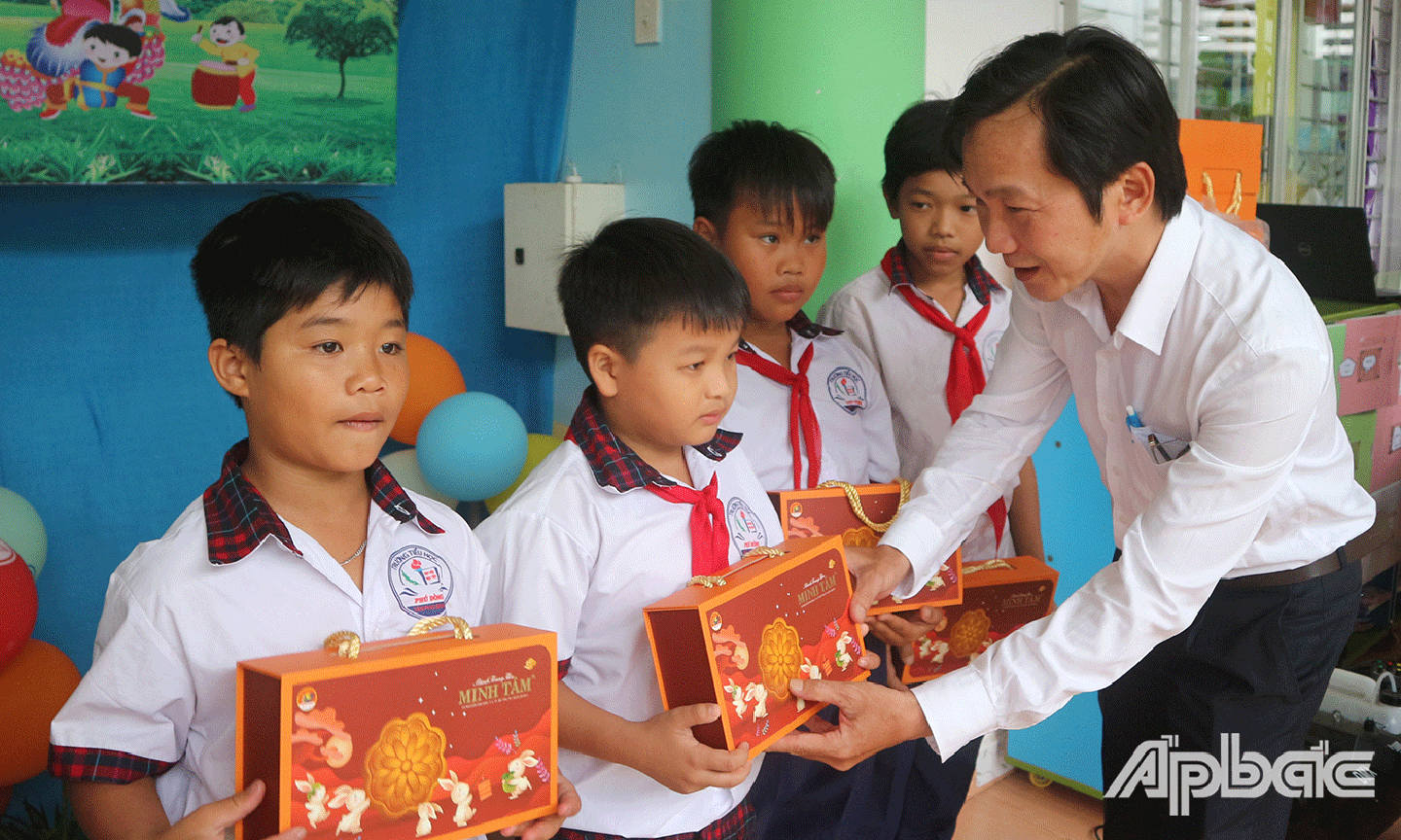 Phó Tổng Biên tập Báo Ấp Bắc Nguyễn Trọng Tấn trao quà trung thu cho trẻ em xã Phú Tân.