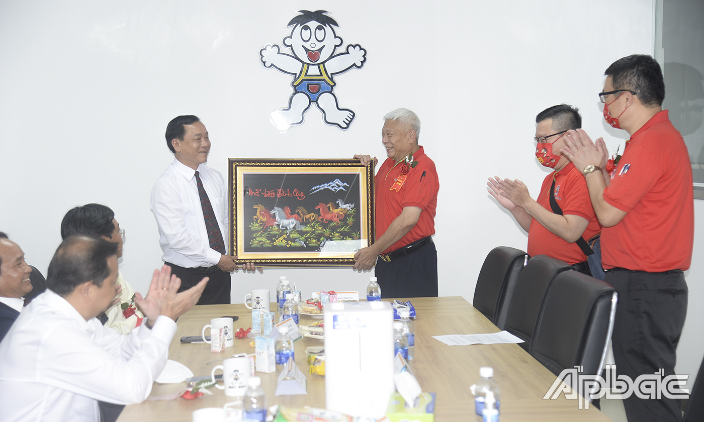 Đồng chí Nguyễn Văn Vĩnh tặng quà lưu niệm cho lãnh đạo Tập đoàn Want Want.