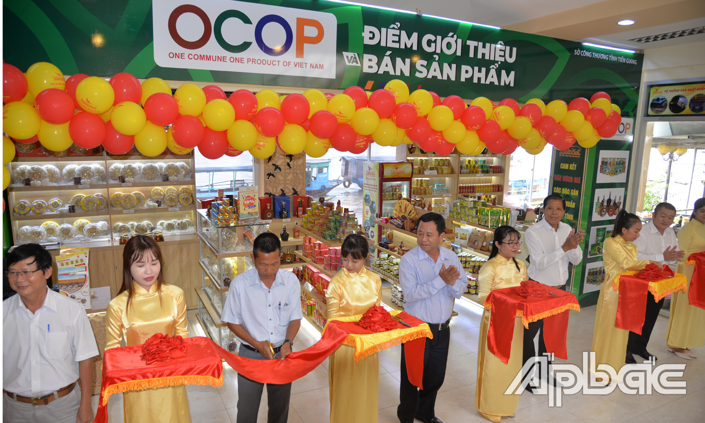 nghi thức cắt băng khai trương.