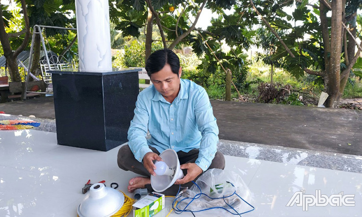 Anh Đẹp chuẩn bị bóng đèn thay những bóng đèn hư hỏng đảm bảo ánh sáng  cho người dân đi lại an toàn.