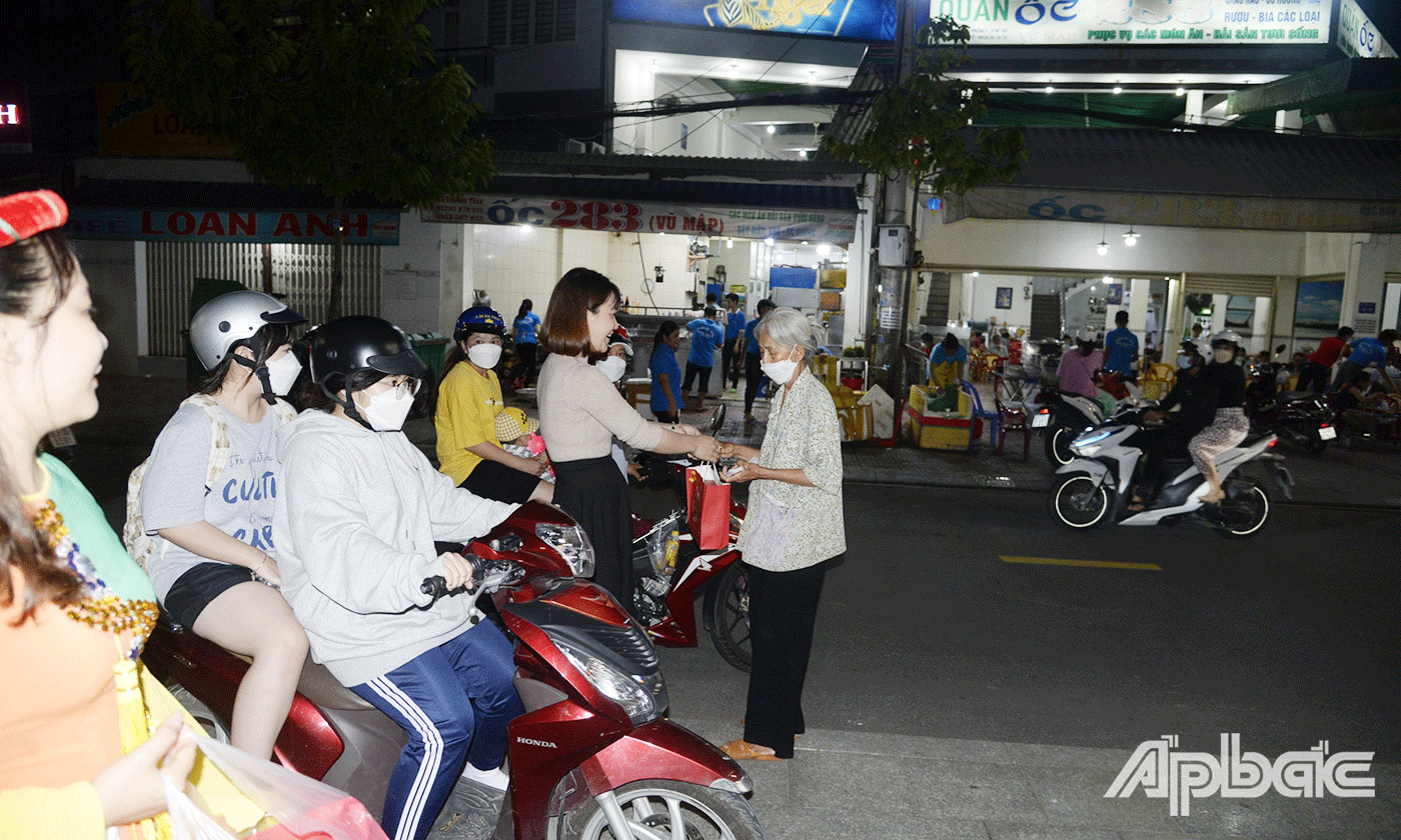 Báo Ấp Bắc trao quà trung thu đến người dân khó khăn bán vé số trên địa bàn TP. Mỹ Tho