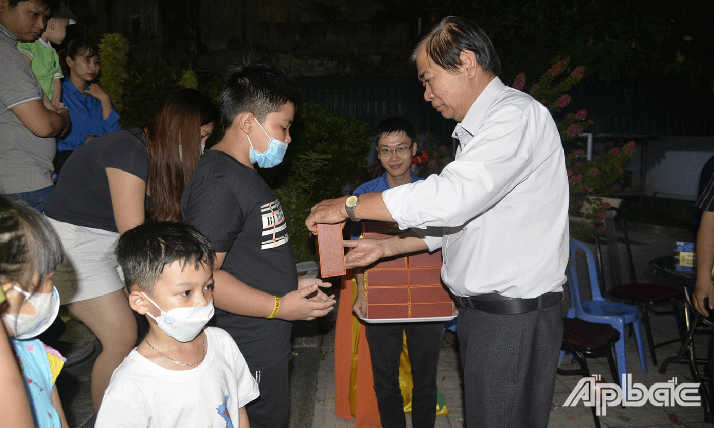 Đồng chí Nguyễn Minh Tân, Bí thư chi bộ, Tổng Biên tập Báo Ấp Bắc trao quà trung thu cho các em thiếu nhi.