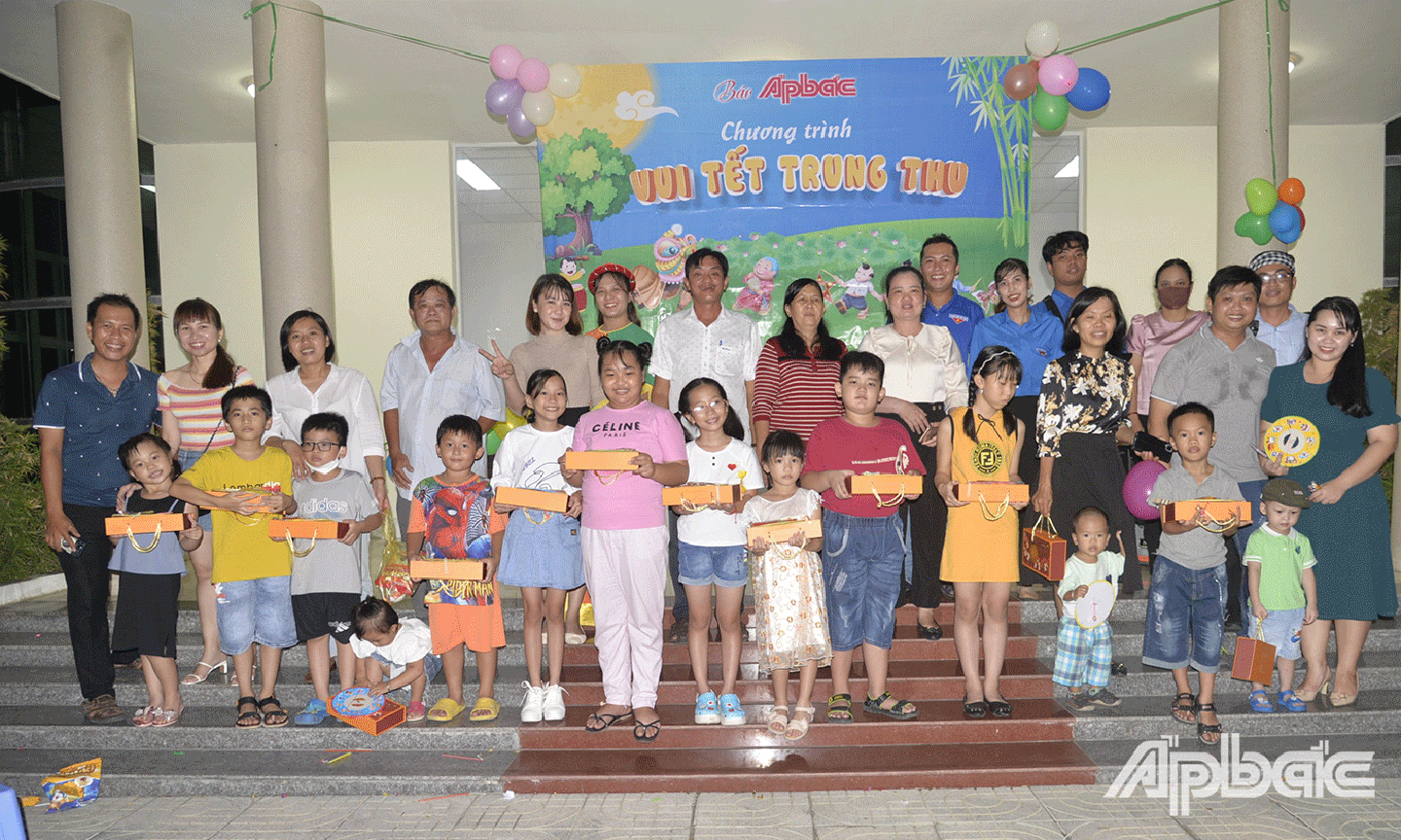 Các em thiếu nhi là con cán bộ, nhân viên Báo Ấp Bắc và khu phố 5, phường 4, TP. Mỹ Tho nhận quà trung thu tại Chương trình.
