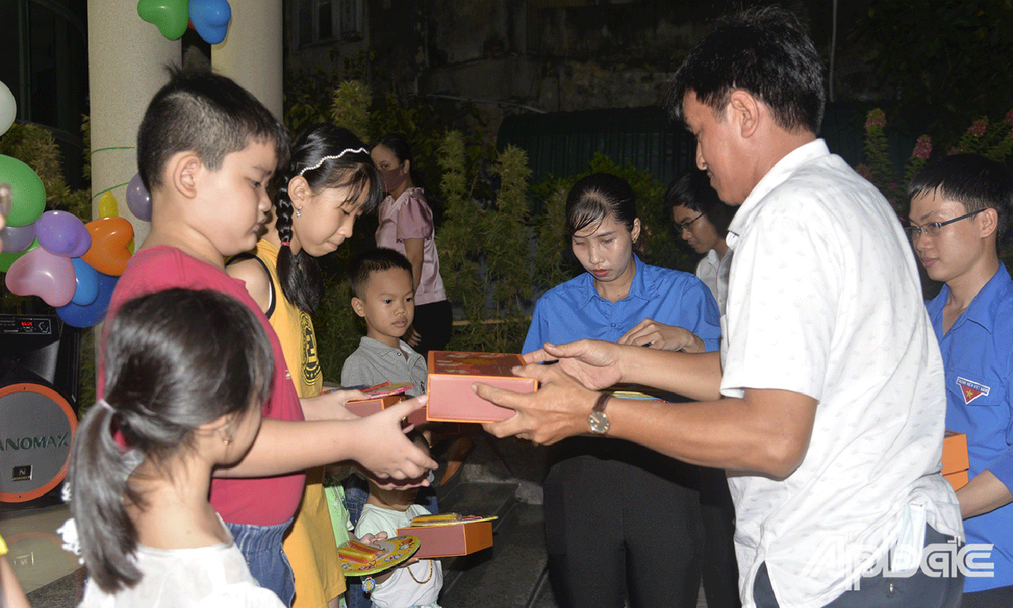 Các em thiếu nhi là con cán bộ, nhân viên Báo Ấp Bắc và khu phố 5, phường 4, TP. Mỹ Tho nhận quà trung thu tại Chương trình.