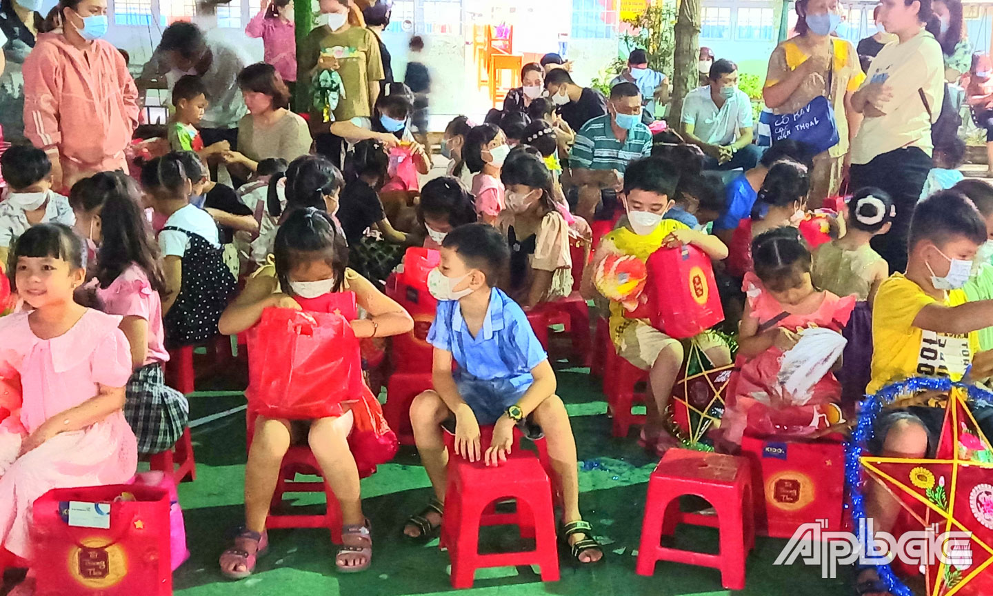 Ngân hàng Bản Việt Tiền Giang tổ chức Trung thu cho các học sinh trường tiểu học Thanh Trị- xã Đạo Thạnh- TP. Mỹ tho.