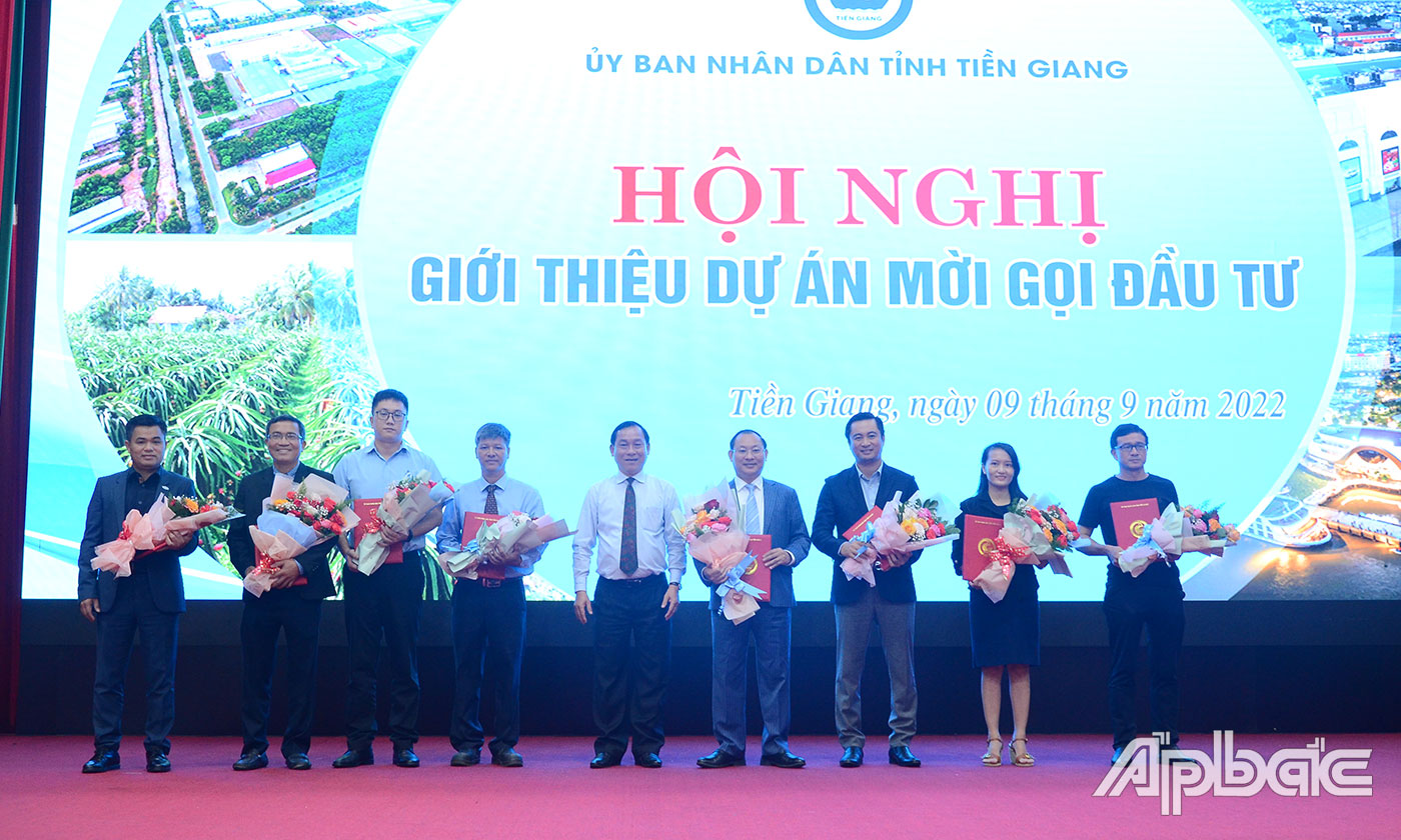 Đồng chí Nguyễn Văn Vĩnh trao quyết định chủ trương đầu tư, chủ trương nghiên cứu, giấy chứng nhận cho nhà đầu tư.