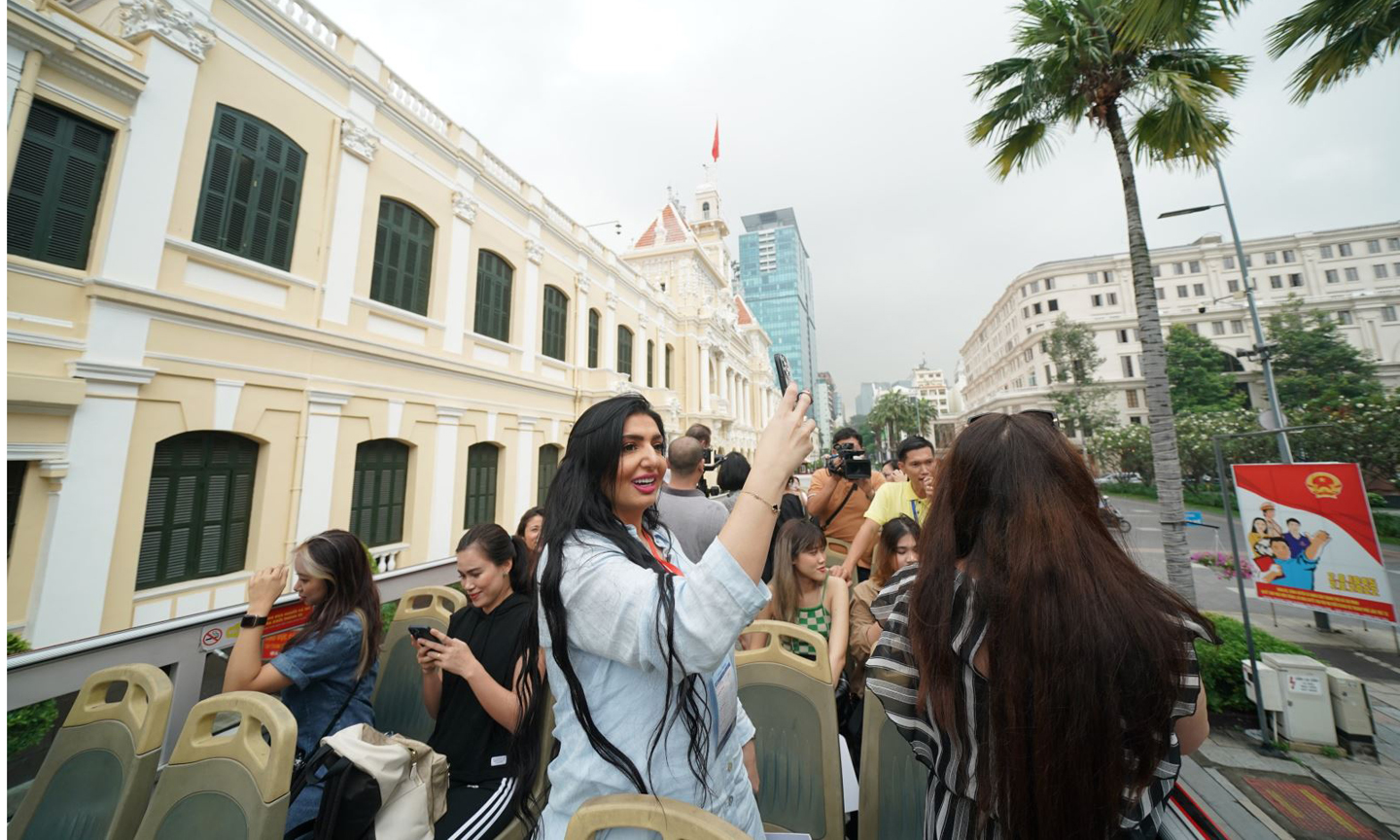 Du khách nước ngoài thích thú khám phá các điểm đến nổi tiếng tại TP Hồ Chí Minh. 