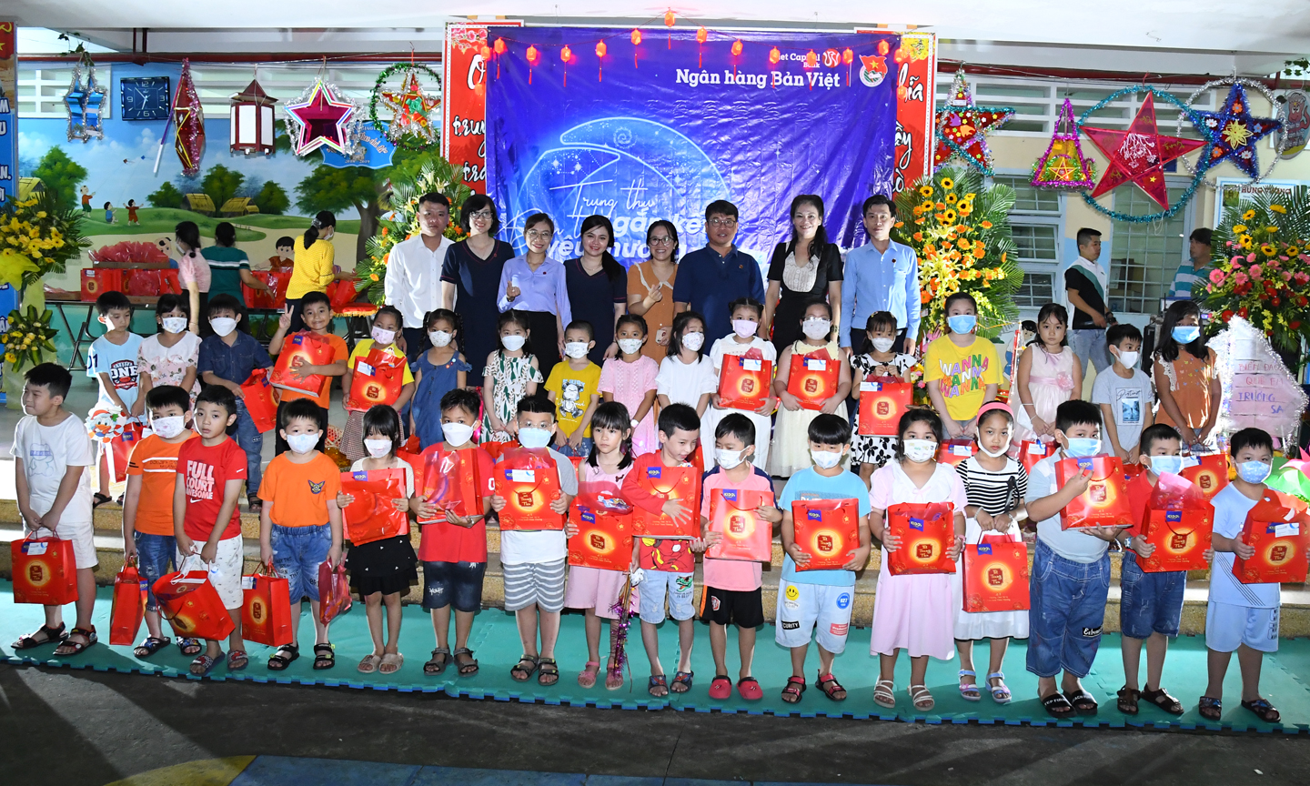 Ngân hàng Bản Việt tại Tiền Giang tổ chức Tết Trung thu cho các em học sinh Trường Tiểu học Thạnh Trị, xã Mỹ Phong, TP. Mỹ Tho.