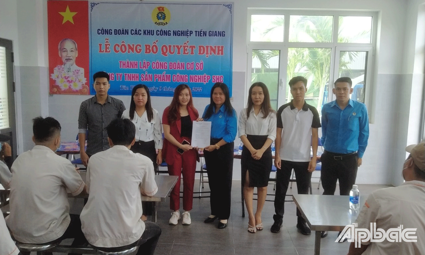 Chủ tịch Công đoàn các Khu công nghiệp Tiền Giang Nguyễn Thị Thùy Dương trao Quyết định Ban Chấp hành CĐCS