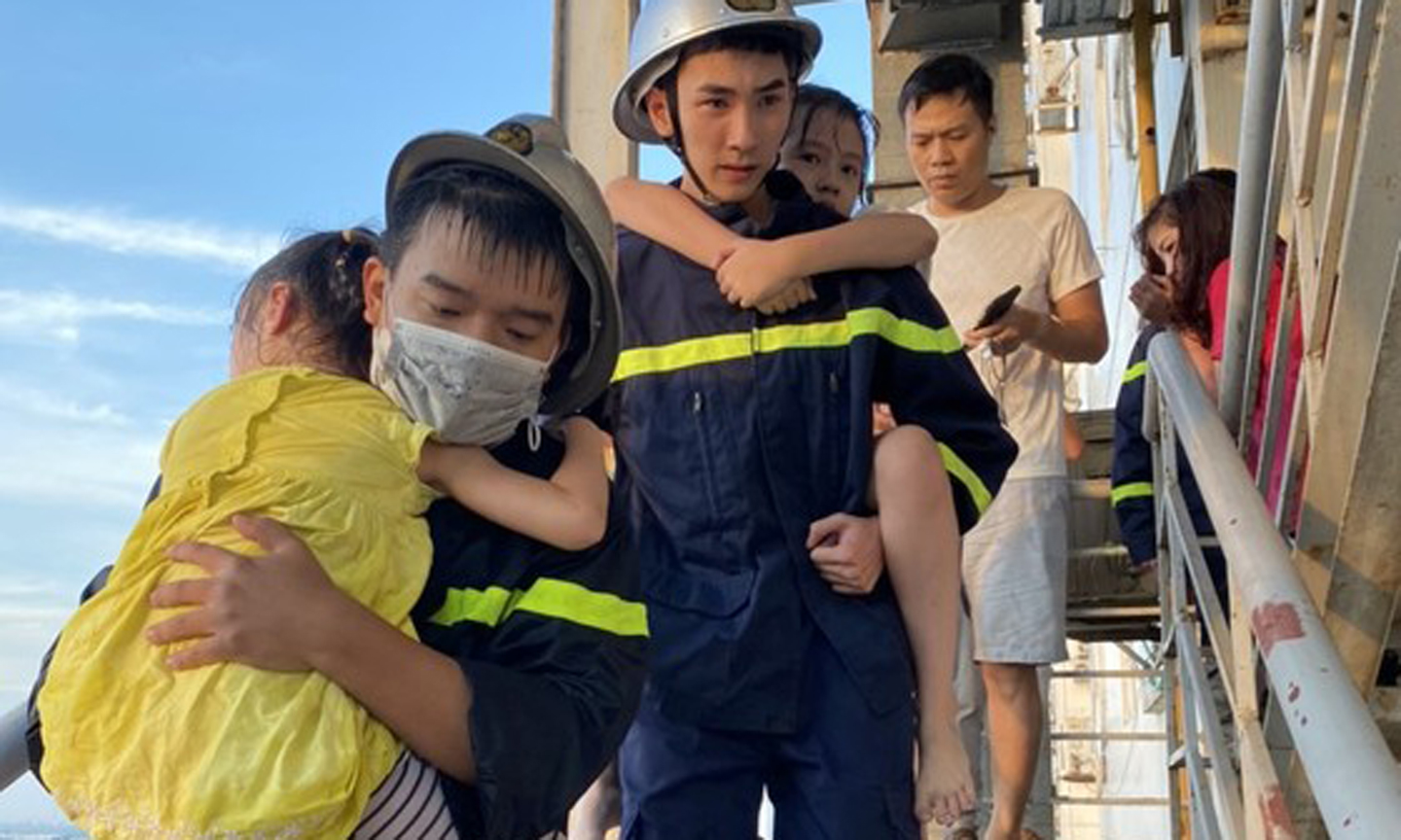 Lực lượng phòng cháy, chứa cháy và cứu nạn cứu hộ (Công an TP Hà Nội) tổ chức cứu nạn người dân khi xảy ra cháy tại nhà cao tầng. Ảnh: PC07 Hà Nội cung cấp