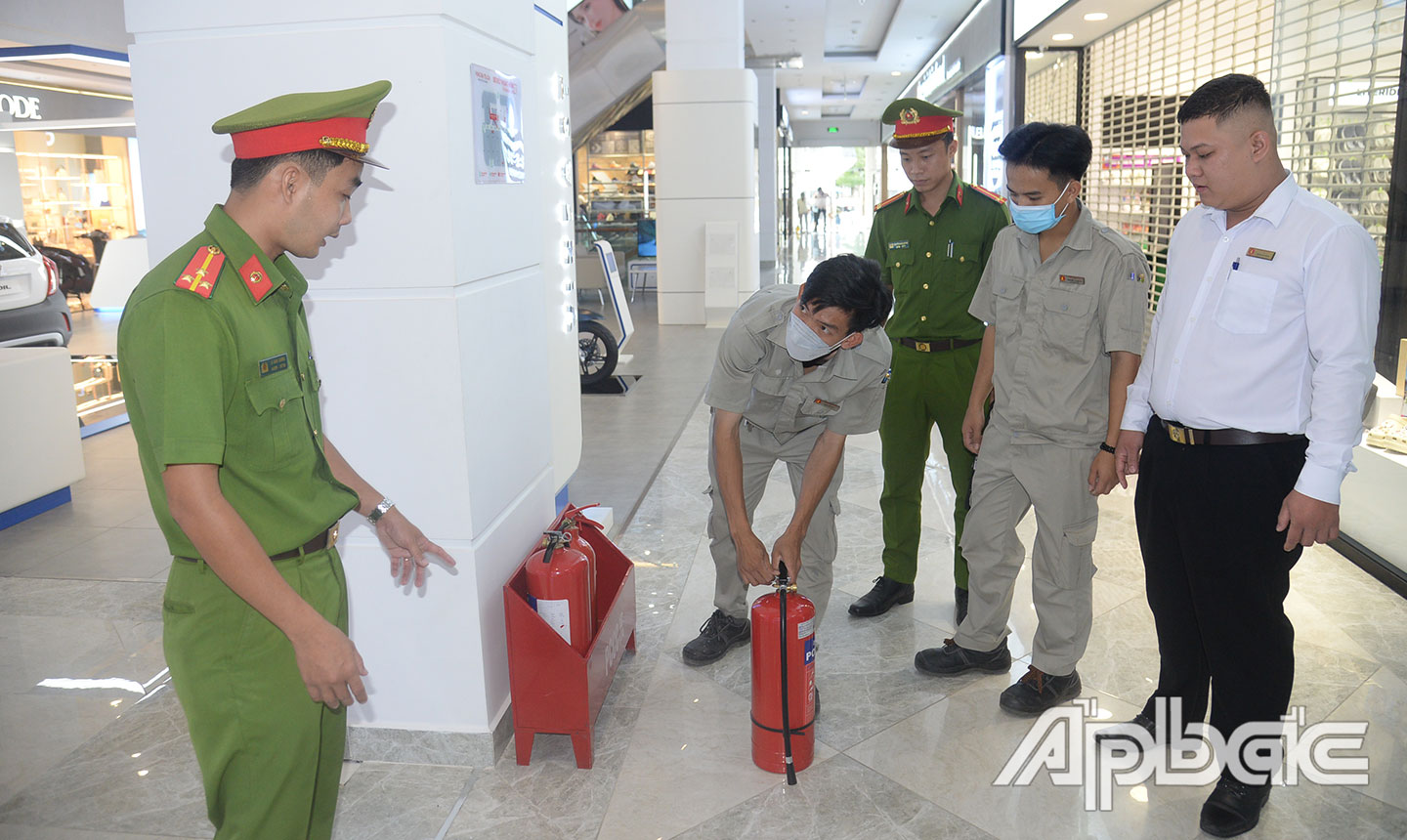 Cán bộ Phòng Cảnh sát PCCC&CNCH - Công an tỉnh kiểm tra bình chữa cháy tại Trung tâm Thương mại Vincom Plaza Mỹ Tho.