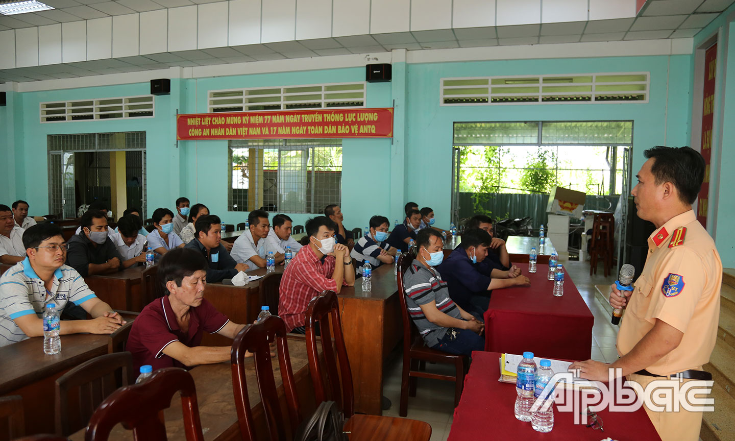 Đội CSGT trật tự Châu Thành tuyên truyền đến doanh nghiệp và tài xế.