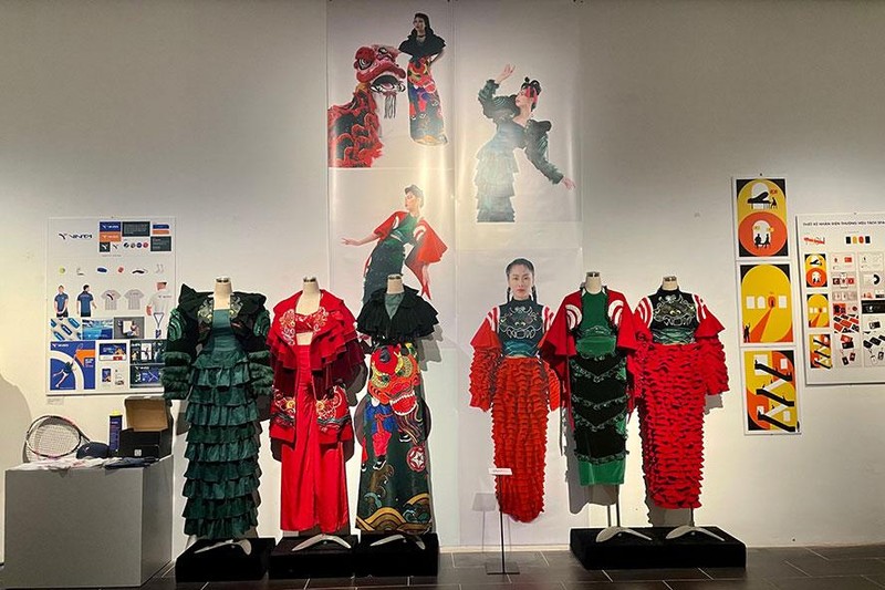 At the exhibition (Photo: hanoimoi.com.vn).