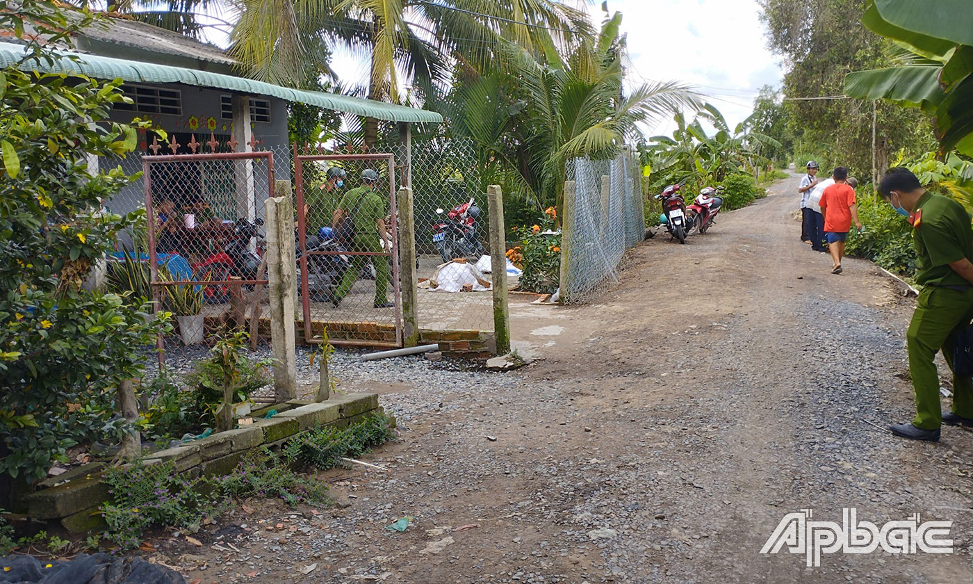 Lực lượng chức năng khám nghiệm hiện trường.