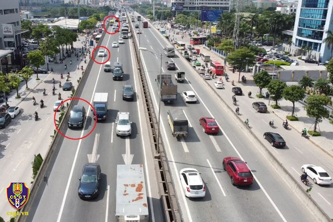 Nhiều phương tiện đi vào làn đường khẩn cấp trên tuyến vành đai 3 trên cao.