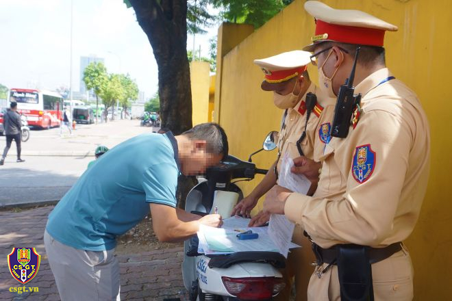 Xử lý một trường hợp vi phạm đi vào làn khẩn cấp ở đường vành đai 3 trên cao.