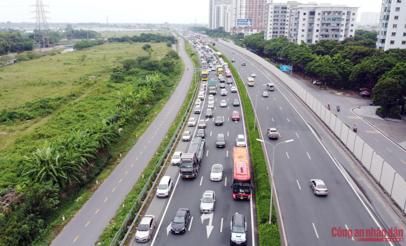 Hàng dài ô tô đi vào làn khẩn cấp trên cao tốc Pháp Vân - Cầu Giẽ - Ninh Bình. Ảnh CAND