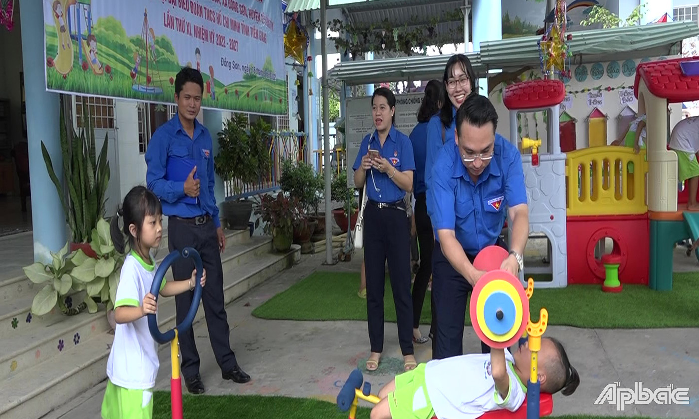 Đoàn viên thanh niên hướng dẫn người dân sử dụng PC-Covid  