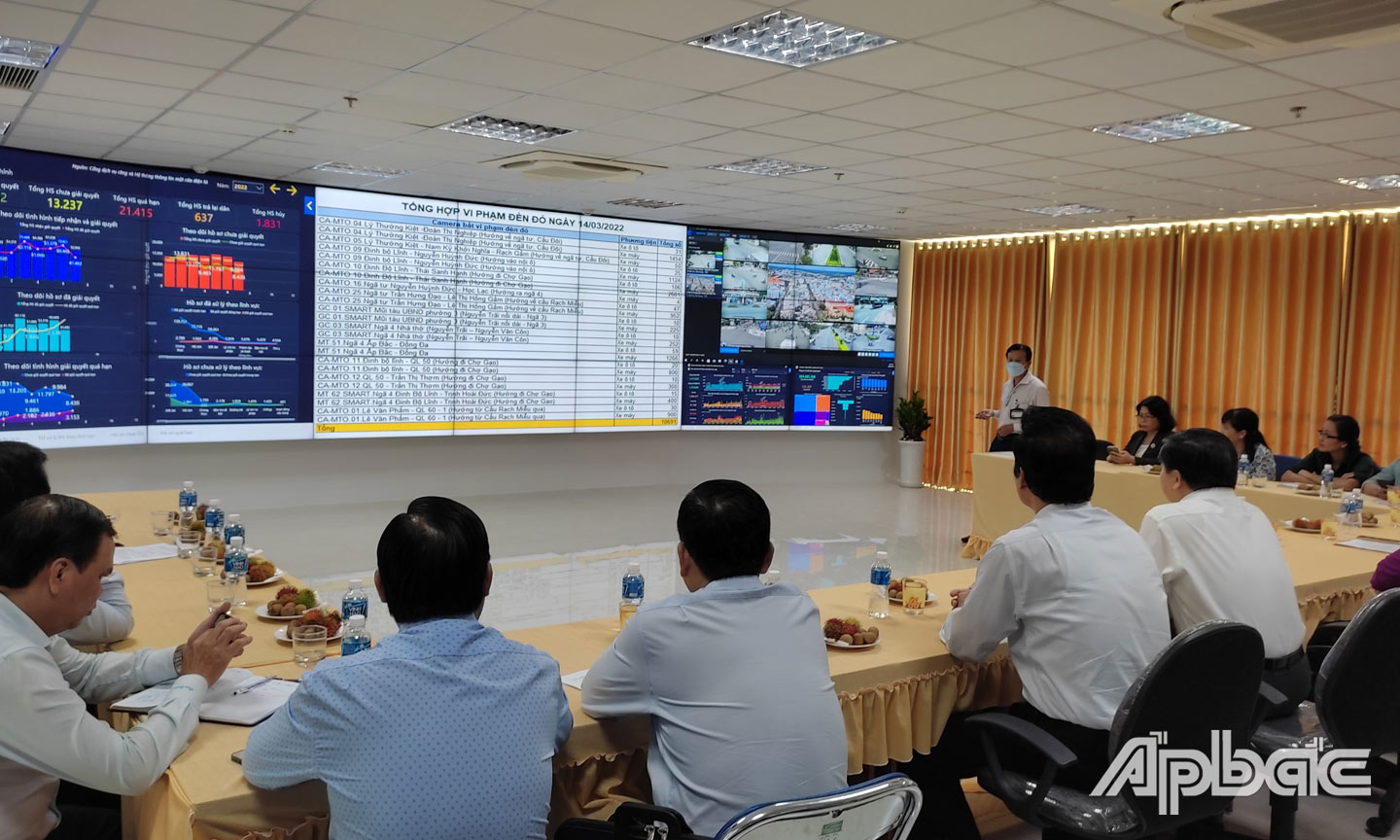 Trung tâm Giám sát, điều hành thông minh tỉnh Tiền Giang đã và đang phát huy hiệu quả cao trong xu hướng chuyển đổi số của tỉnh. Ảnh: Văn Thảo