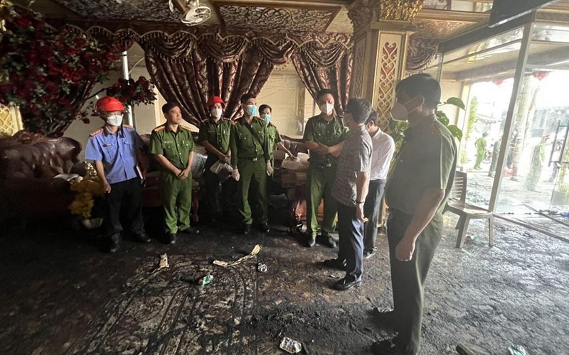 Phó Thủ tướng Chính phủ Vũ Đức Đam kiểm tra hiện trường và chỉ đạo khẩn trương điều tra vụ cháy.