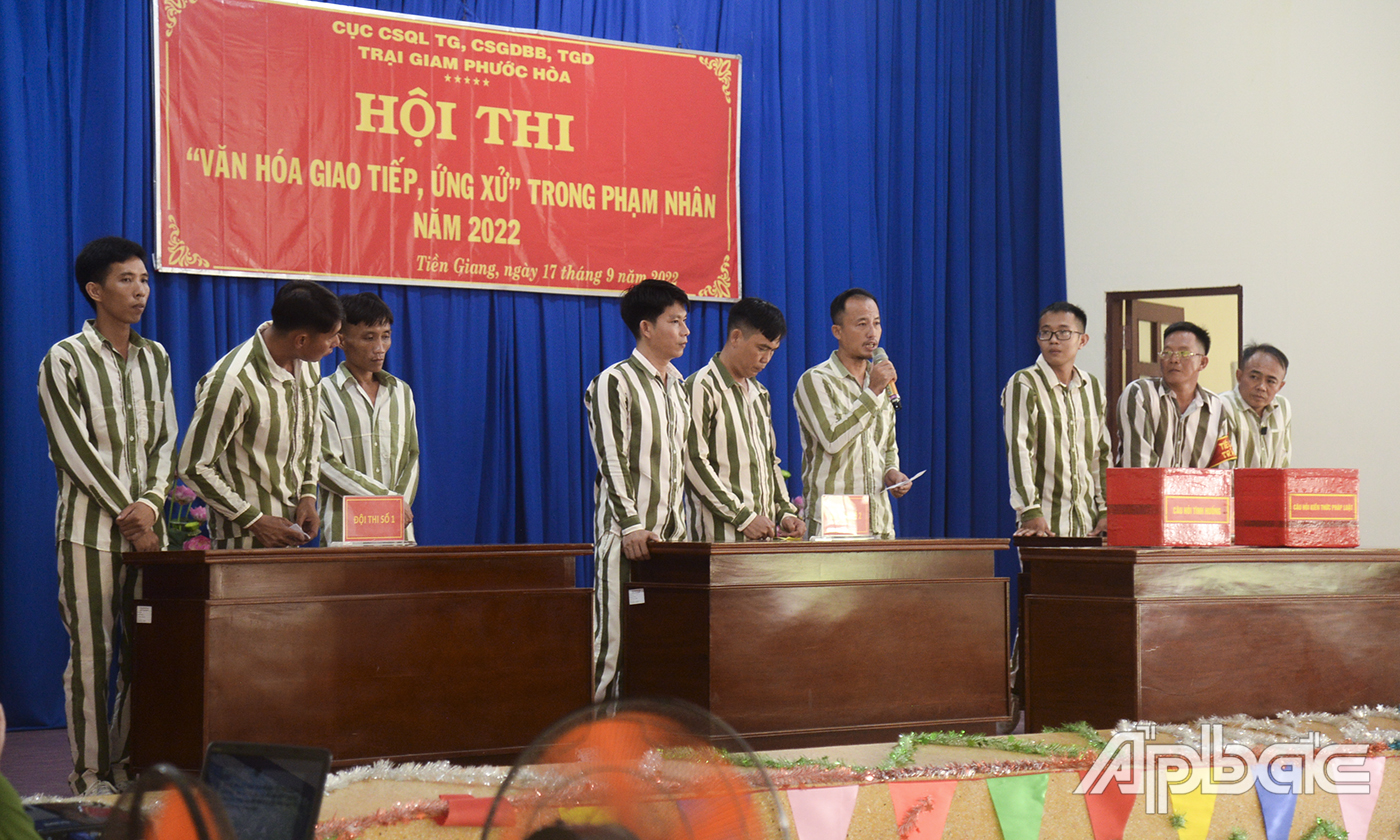 Các đội thi bốc thăm trả lời các câu hỏi trả lời kiến thức pháp luật và xử lý tình huống về văn hóa giao tiếp, ứng xử