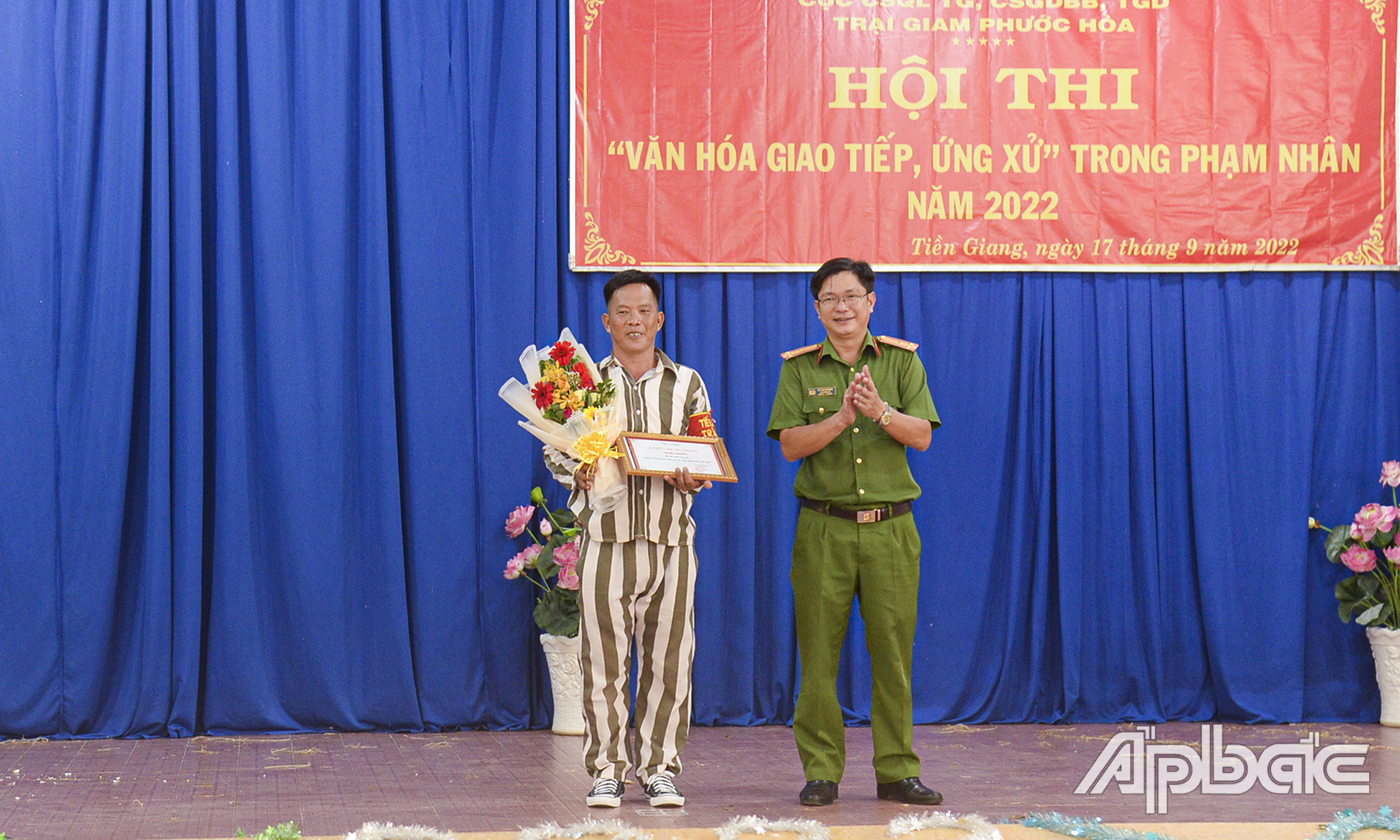 Thượng tá Vũ Văn Phượng, Phó Giám thị Trại giam Phước Hòa trao giải Nhất cho đội phân trại số 3.