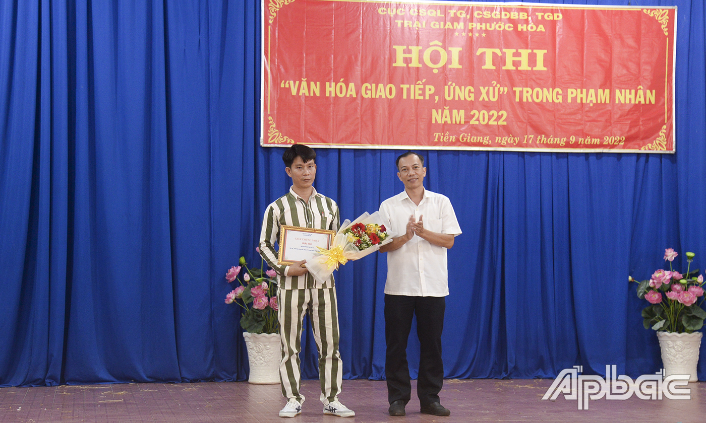 Giám đốc Thư viện tỉnh Tiền Giang Võ Nam Phước giải Nhì cho đội phân trại số 2.