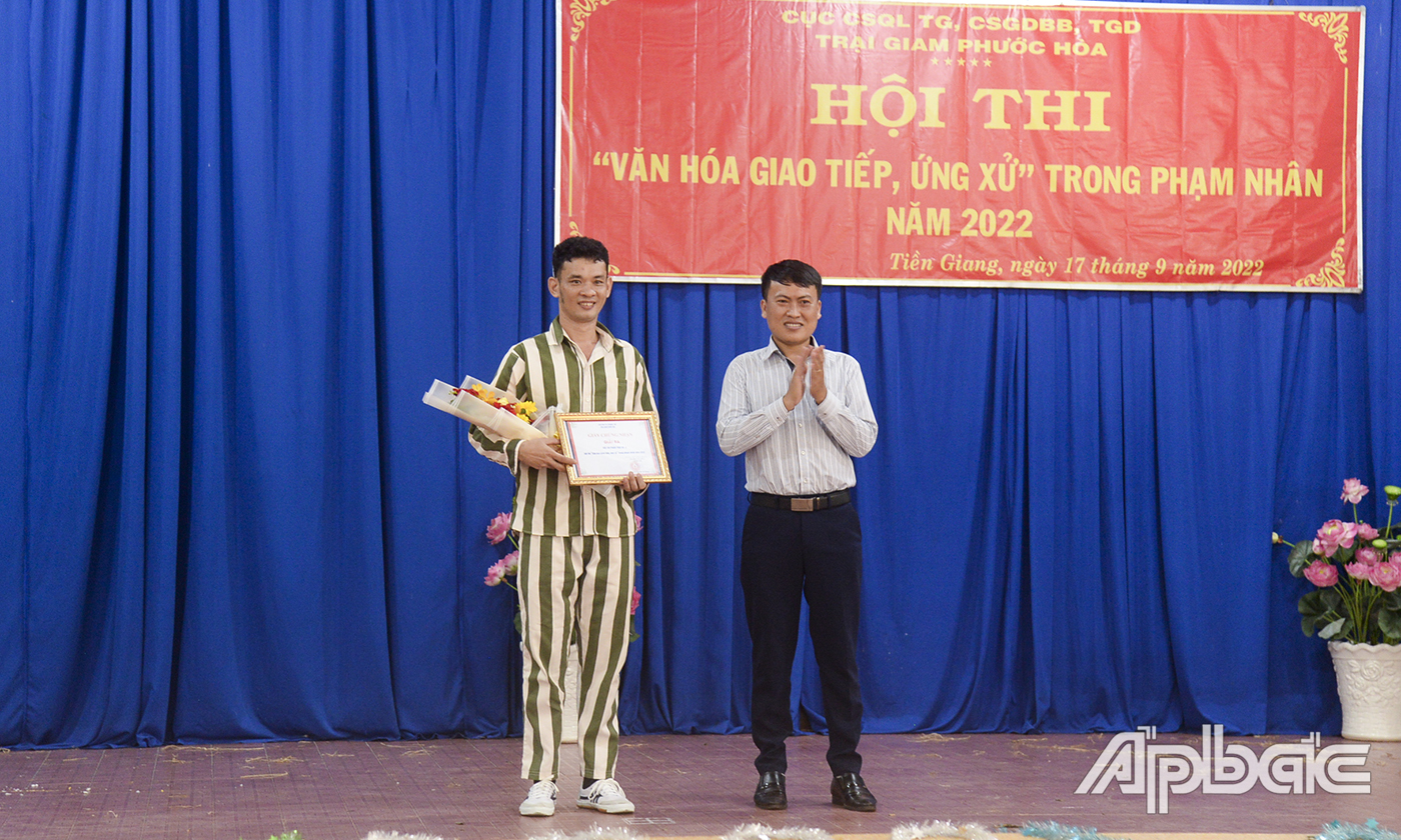 Phó Chủ tịch Hội Văn học - Nghệ thuật tỉnh Tiền Giang Trương Trọng Nghĩa trao giải cho đội phân trại số 1.