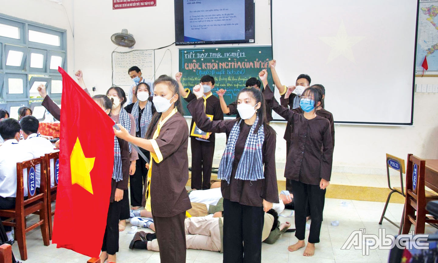 Một tiết học tích hợp sáng tạo giữa môn Ngữ văn và Lịch sử tại Trường THPT Chợ Gạo, nhằm phát huy tư duy học sinh, góp phần nâng chất lượng dạy và học môn Ngữ văn. Ảnh: P. CÔNG