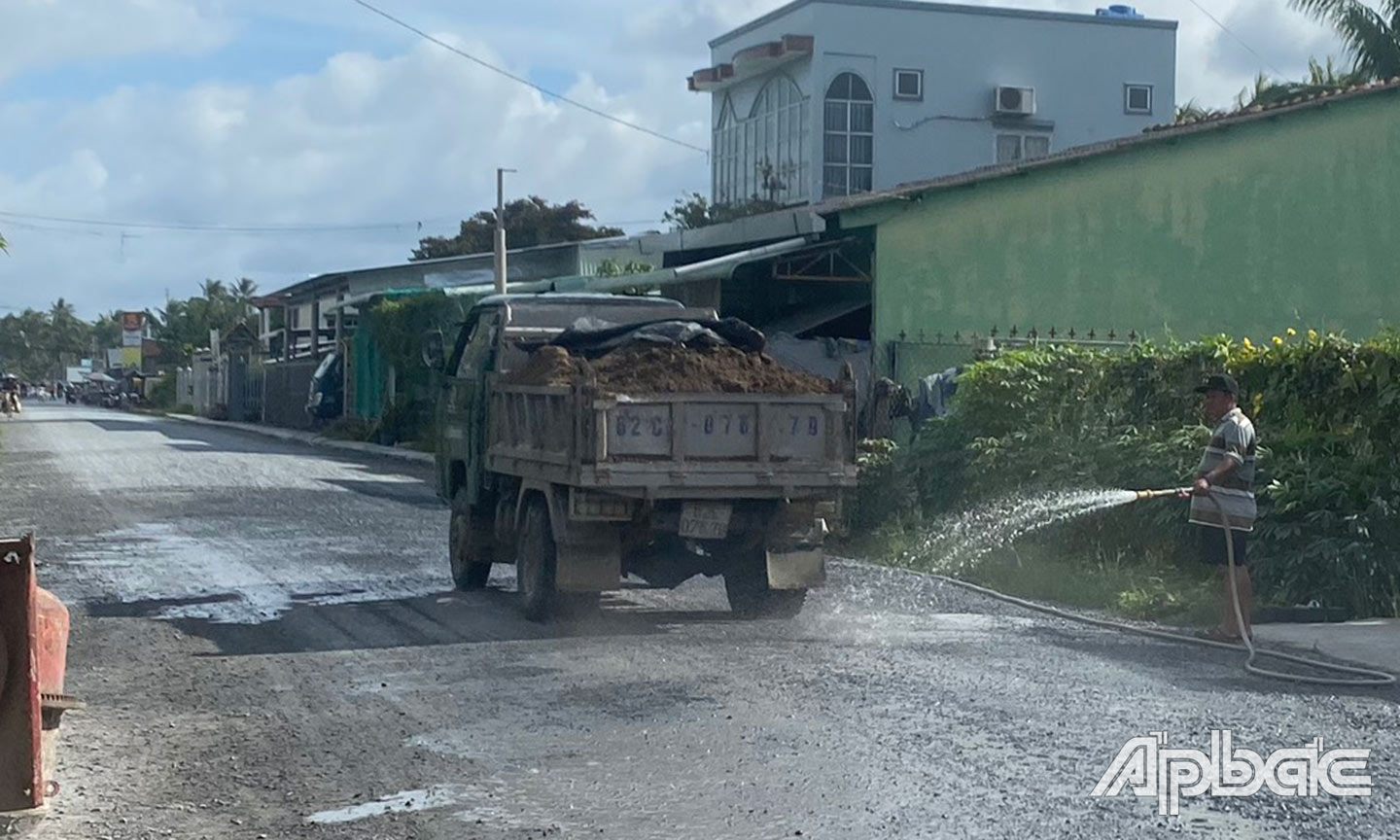 Đơn vị thi công huyện lộ 23 nỗ lực hoàn thành công trình trong 10 ngày tới.