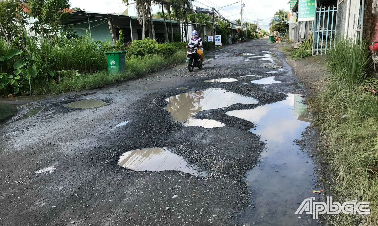 Huyện lộ 32 xuống cấp trầm trọng.