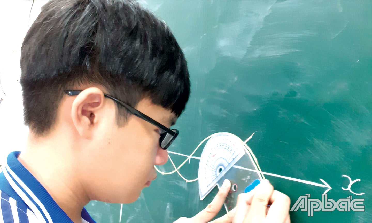 Ngọc Huy với mô hình đoạt giải Nhất Cuộc thi cấp tỉnh.