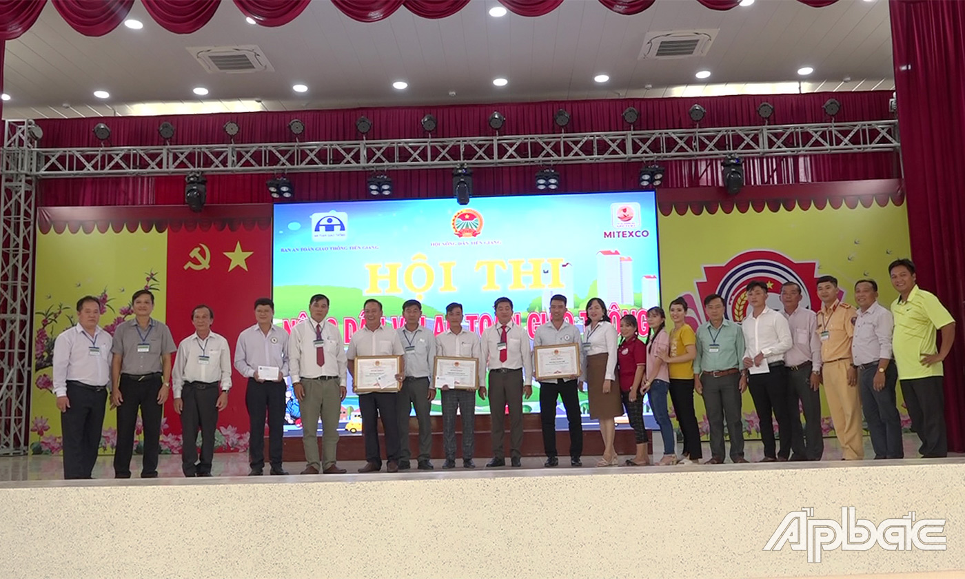 Phát thưởng cho các đội