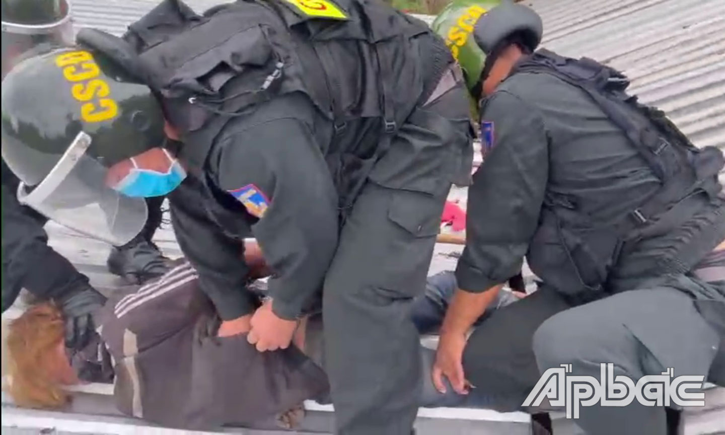 Lực lượng CSCĐ trấn áp đối tượng ngay trên mái nhà.