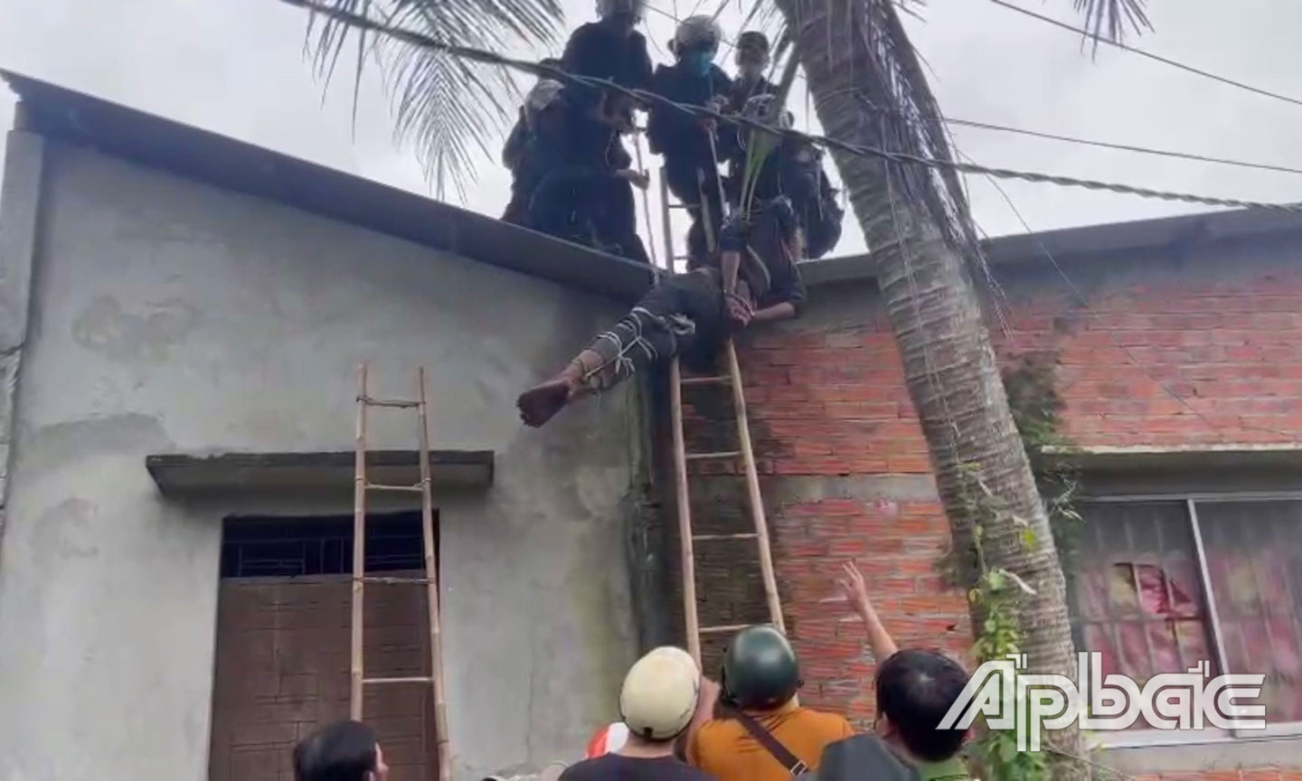 Đưa đối tượng từ mái nhà xuống.